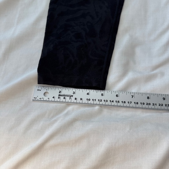 Tuff Athletics Women's Yoga Capri Leggings Patterned Black Athletic Pants Medium - Picture 11 of 12